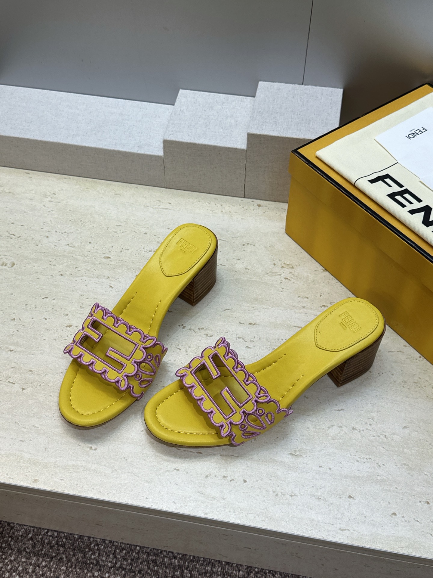 芬迪 Fendi 2026春夏新款果冻色中跟沙滩女鞋 F家字母logo拼色电绣粗跟圆头镂空露趾凉拖鞋 材质:鞋面进口小牛 芬迪 Fendi 2026春夏新款果冻色中跟沙滩女鞋 F家字母logo拼色电绣粗跟圆头镂空露趾凉拖鞋 材质:鞋面进口小牛