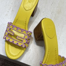 芬迪 Fendi 2026春夏新款果冻色中跟沙滩女鞋 F家字母logo拼色电绣粗跟圆头镂空露趾凉拖鞋 材质:鞋面进口小牛 芬迪 Fendi 2026春夏新款果冻色中跟沙滩女鞋 F家字母logo拼色电绣粗跟圆头镂空露趾凉拖鞋 材质:鞋面进口小牛