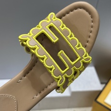 芬迪 Fendi 2026春夏新款果冻色中跟沙滩女鞋 F家字母logo拼色电绣粗跟圆头镂空露趾凉拖鞋 材质:鞋面进口小牛 芬迪 Fendi 2026春夏新款果冻色中跟沙滩女鞋 F家字母logo拼色电绣粗跟圆头镂空露趾凉拖鞋 材质:鞋面进口小牛