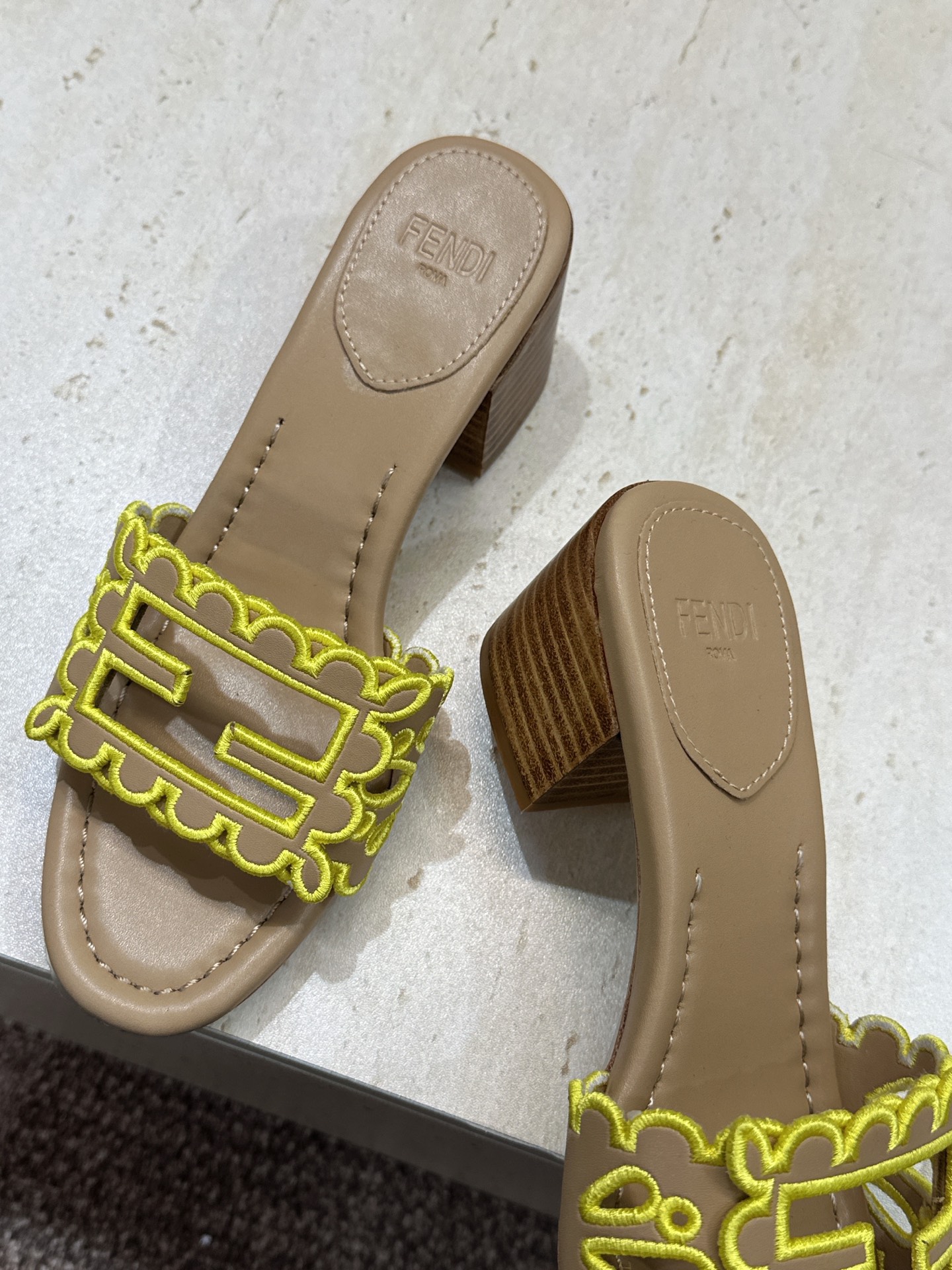 芬迪 Fendi 2026春夏新款果冻色中跟沙滩女鞋 F家字母logo拼色电绣粗跟圆头镂空露趾凉拖鞋 材质:鞋面进口小牛 芬迪 Fendi 2026春夏新款果冻色中跟沙滩女鞋 F家字母logo拼色电绣粗跟圆头镂空露趾凉拖鞋 材质:鞋面进口小牛