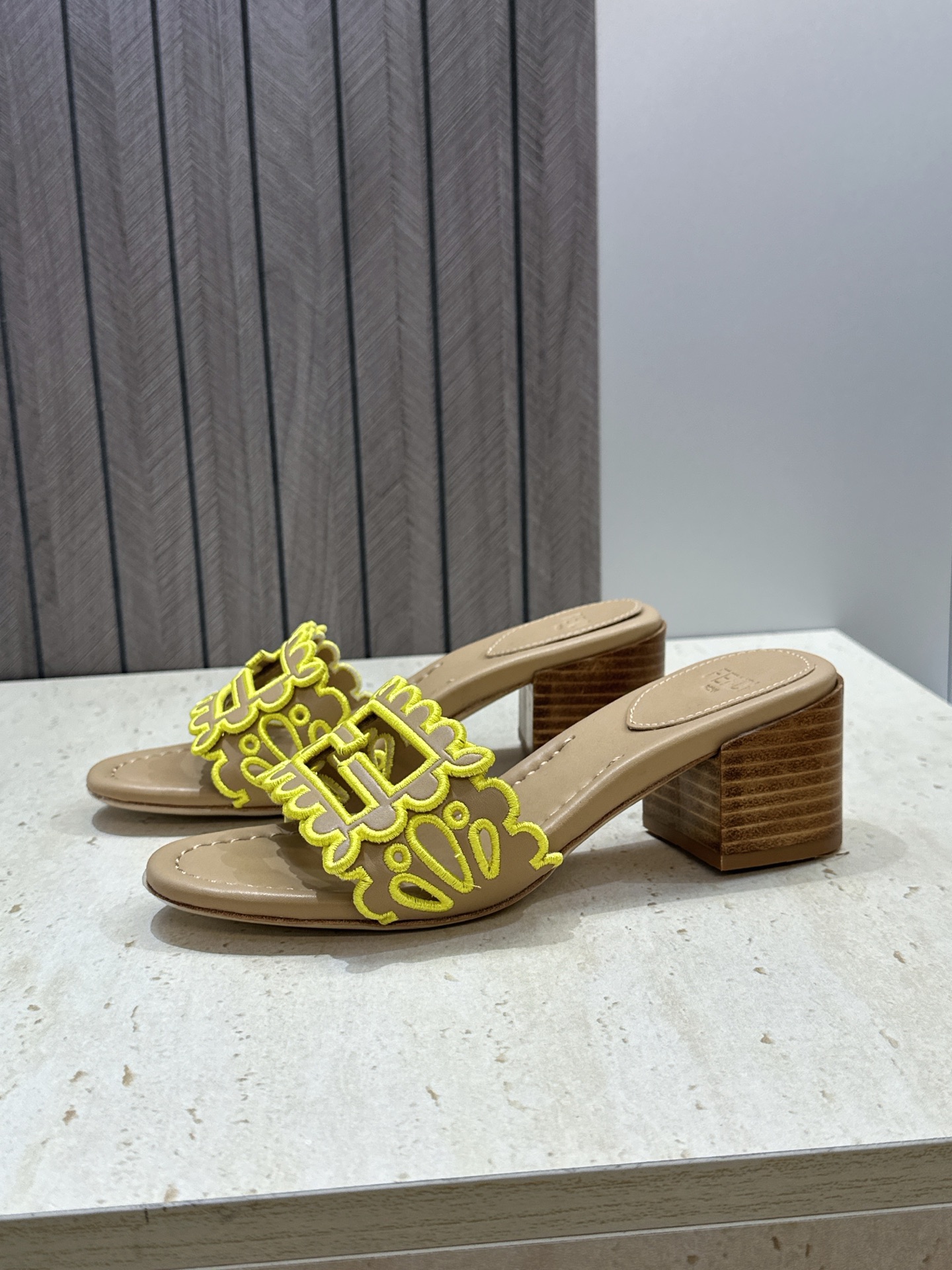 芬迪 Fendi 2026春夏新款果冻色中跟沙滩女鞋 F家字母logo拼色电绣粗跟圆头镂空露趾凉拖鞋 材质:鞋面进口小牛 芬迪 Fendi 2026春夏新款果冻色中跟沙滩女鞋 F家字母logo拼色电绣粗跟圆头镂空露趾凉拖鞋 材质:鞋面进口小牛