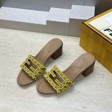 芬迪 Fendi 2026春夏新款果冻色中跟沙滩女鞋 F家字母logo拼色电绣粗跟圆头镂空露趾凉拖鞋 材质:鞋面进口小牛 芬迪 Fendi 2026春夏新款果冻色中跟沙滩女鞋 F家字母logo拼色电绣粗跟圆头镂空露趾凉拖鞋 材质:鞋面进口小牛