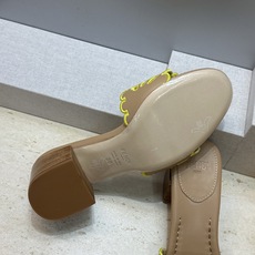 芬迪 Fendi 2026春夏新款果冻色中跟沙滩女鞋 F家字母logo拼色电绣粗跟圆头镂空露趾凉拖鞋 材质:鞋面进口小牛 芬迪 Fendi 2026春夏新款果冻色中跟沙滩女鞋 F家字母logo拼色电绣粗跟圆头镂空露趾凉拖鞋 材质:鞋面进口小牛