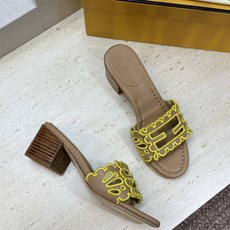 芬迪 Fendi 2026春夏新款果冻色中跟沙滩女鞋 F家字母logo拼色电绣粗跟圆头镂空露趾凉拖鞋 材质:鞋面进口小牛 芬迪 Fendi 2026春夏新款果冻色中跟沙滩女鞋 F家字母logo拼色电绣粗跟圆头镂空露趾凉拖鞋 材质:鞋面进口小牛
