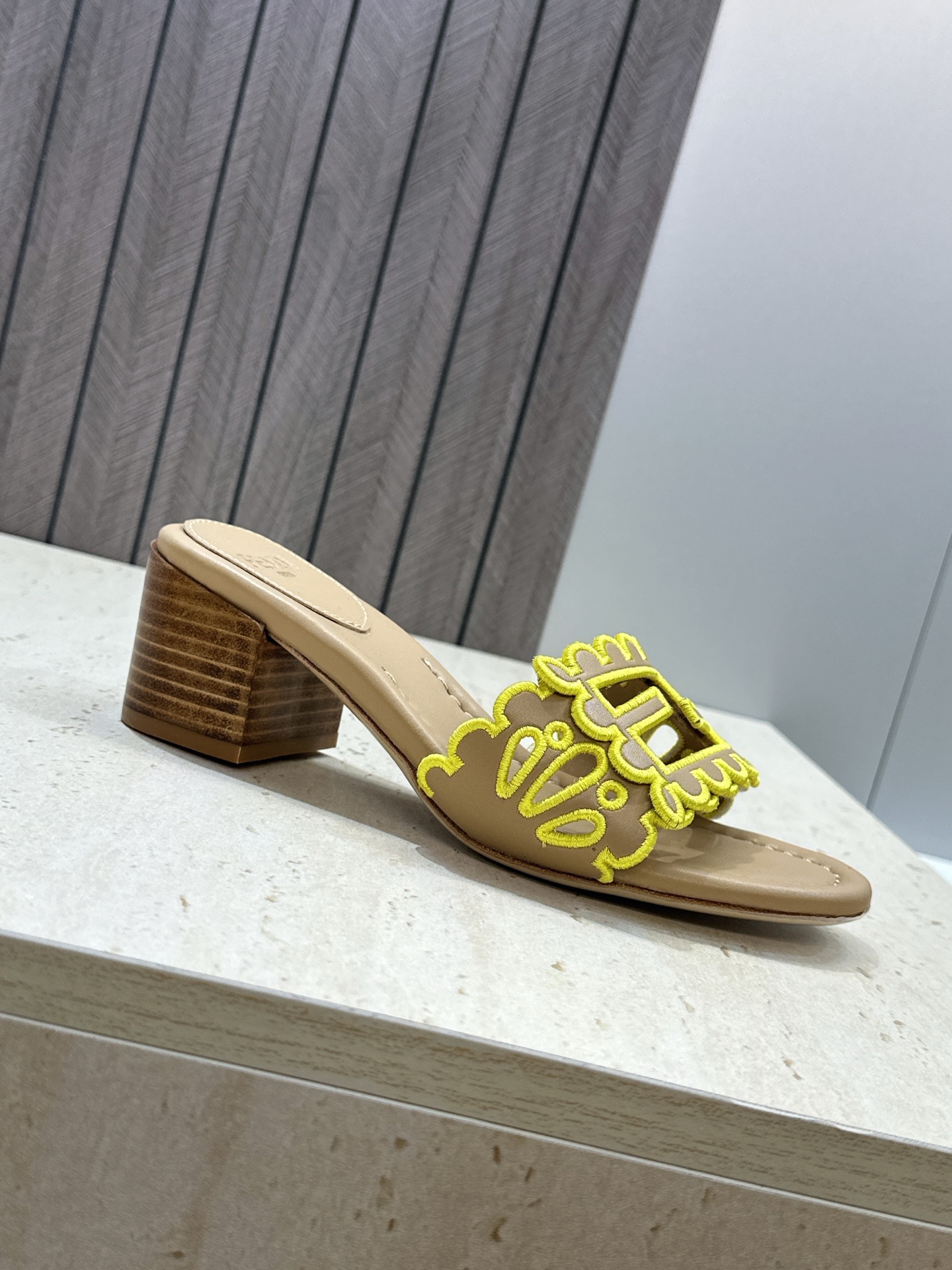 芬迪 Fendi 2026春夏新款果冻色中跟沙滩女鞋 F家字母logo拼色电绣粗跟圆头镂空露趾凉拖鞋 材质:鞋面进口小牛 芬迪 Fendi 2026春夏新款果冻色中跟沙滩女鞋 F家字母logo拼色电绣粗跟圆头镂空露趾凉拖鞋 材质:鞋面进口小牛