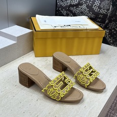 芬迪 Fendi 2026春夏新款果冻色中跟沙滩女鞋 F家字母logo拼色电绣粗跟圆头镂空露趾凉拖鞋 材质:鞋面进口小牛 芬迪 Fendi 2026春夏新款果冻色中跟沙滩女鞋 F家字母logo拼色电绣粗跟圆头镂空露趾凉拖鞋 材质:鞋面进口小牛