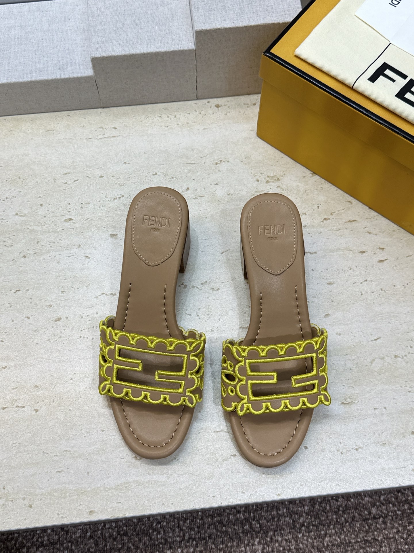 芬迪 Fendi 2026春夏新款果冻色中跟沙滩女鞋 F家字母logo拼色电绣粗跟圆头镂空露趾凉拖鞋 材质:鞋面进口小牛 芬迪 Fendi 2026春夏新款果冻色中跟沙滩女鞋 F家字母logo拼色电绣粗跟圆头镂空露趾凉拖鞋 材质:鞋面进口小牛