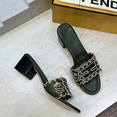 芬迪 Fendi 2026春夏新款果冻色中跟沙滩女鞋 F家字母logo拼色电绣粗跟圆头镂空露趾凉拖鞋 材质:鞋面进口小牛 芬迪 Fendi 2026春夏新款果冻色中跟沙滩女鞋 F家字母logo拼色电绣粗跟圆头镂空露趾凉拖鞋 材质:鞋面进口小牛