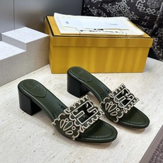芬迪 Fendi 2026春夏新款果冻色中跟沙滩女鞋 F家字母logo拼色电绣粗跟圆头镂空露趾凉拖鞋 材质:鞋面进口小牛 芬迪 Fendi 2026春夏新款果冻色中跟沙滩女鞋 F家字母logo拼色电绣粗跟圆头镂空露趾凉拖鞋 材质:鞋面进口小牛