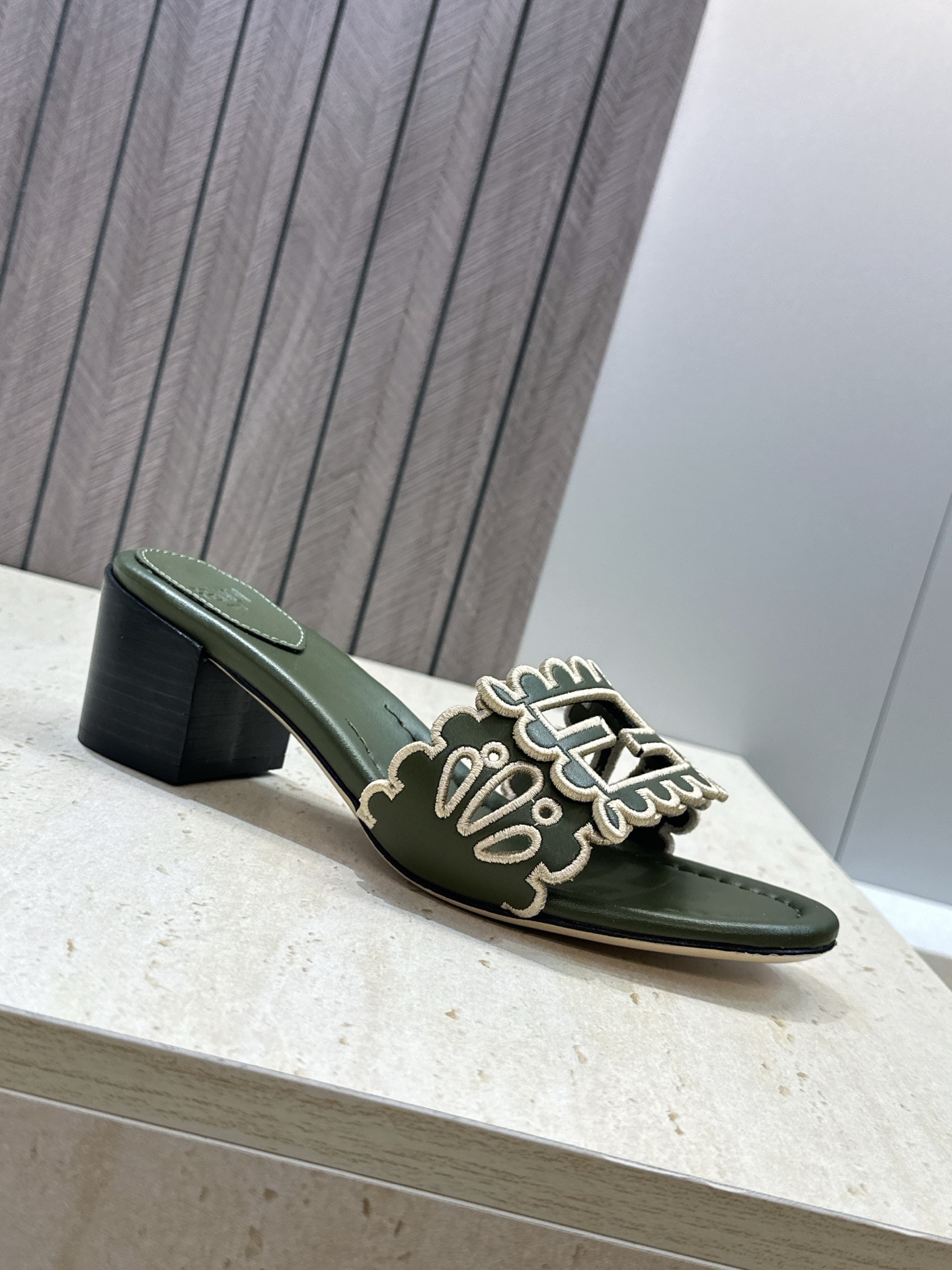 芬迪 Fendi 2026春夏新款果冻色中跟沙滩女鞋 F家字母logo拼色电绣粗跟圆头镂空露趾凉拖鞋 材质:鞋面进口小牛 芬迪 Fendi 2026春夏新款果冻色中跟沙滩女鞋 F家字母logo拼色电绣粗跟圆头镂空露趾凉拖鞋 材质:鞋面进口小牛