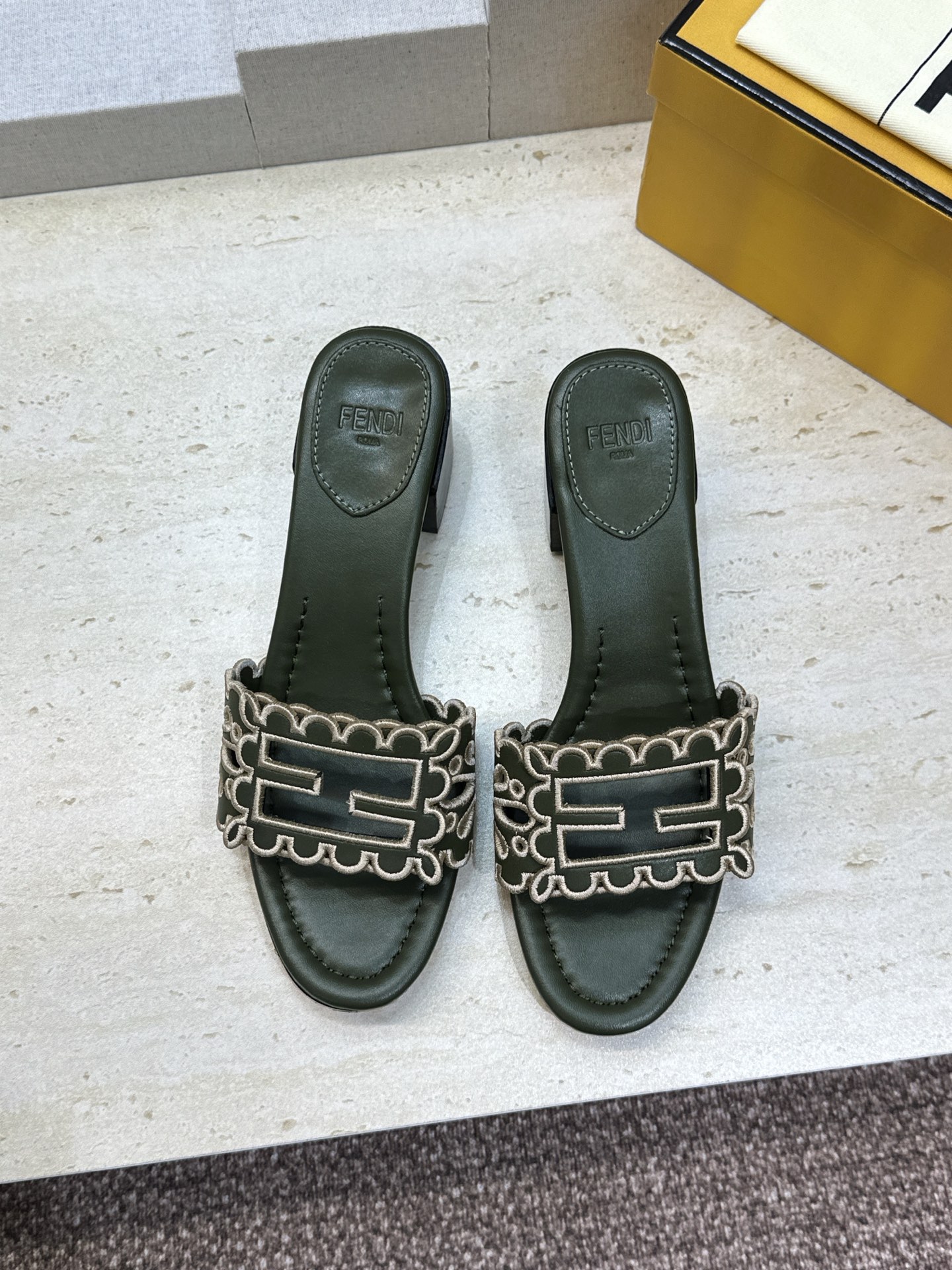 芬迪 Fendi 2026春夏新款果冻色中跟沙滩女鞋 F家字母logo拼色电绣粗跟圆头镂空露趾凉拖鞋 材质:鞋面进口小牛 芬迪 Fendi 2026春夏新款果冻色中跟沙滩女鞋 F家字母logo拼色电绣粗跟圆头镂空露趾凉拖鞋 材质:鞋面进口小牛
