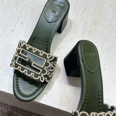 芬迪 Fendi 2026春夏新款果冻色中跟沙滩女鞋 F家字母logo拼色电绣粗跟圆头镂空露趾凉拖鞋 材质:鞋面进口小牛 芬迪 Fendi 2026春夏新款果冻色中跟沙滩女鞋 F家字母logo拼色电绣粗跟圆头镂空露趾凉拖鞋 材质:鞋面进口小牛