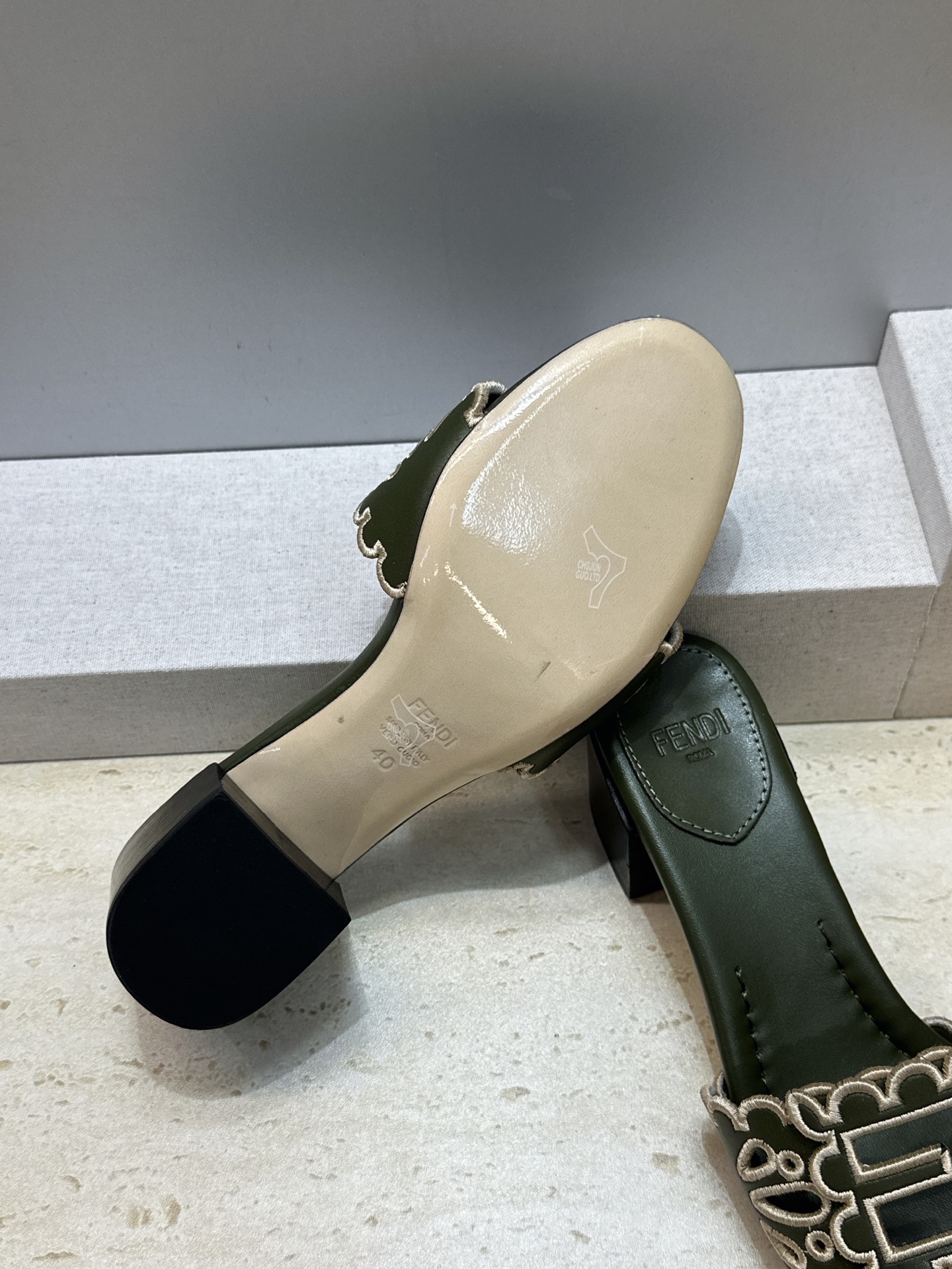 芬迪 Fendi 2026春夏新款果冻色中跟沙滩女鞋 F家字母logo拼色电绣粗跟圆头镂空露趾凉拖鞋 材质:鞋面进口小牛 芬迪 Fendi 2026春夏新款果冻色中跟沙滩女鞋 F家字母logo拼色电绣粗跟圆头镂空露趾凉拖鞋 材质:鞋面进口小牛