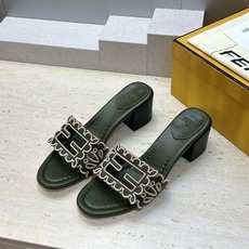 芬迪 Fendi 2026春夏新款果冻色中跟沙滩女鞋 F家字母logo拼色电绣粗跟圆头镂空露趾凉拖鞋 材质:鞋面进口小牛 芬迪 Fendi 2026春夏新款果冻色中跟沙滩女鞋 F家字母logo拼色电绣粗跟圆头镂空露趾凉拖鞋 材质:鞋面进口小牛