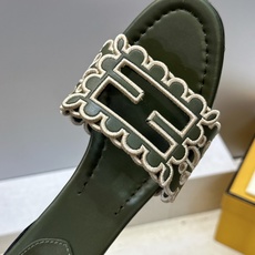 芬迪 Fendi 2026春夏新款果冻色中跟沙滩女鞋 F家字母logo拼色电绣粗跟圆头镂空露趾凉拖鞋 材质:鞋面进口小牛 芬迪 Fendi 2026春夏新款果冻色中跟沙滩女鞋 F家字母logo拼色电绣粗跟圆头镂空露趾凉拖鞋 材质:鞋面进口小牛
