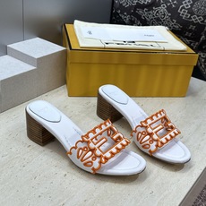 芬迪 Fendi 2026春夏新款果冻色中跟沙滩女鞋 F家字母logo拼色电绣粗跟圆头镂空露趾凉拖鞋 材质:鞋面进口小牛 芬迪 Fendi 2026春夏新款果冻色中跟沙滩女鞋 F家字母logo拼色电绣粗跟圆头镂空露趾凉拖鞋 材质:鞋面进口小牛