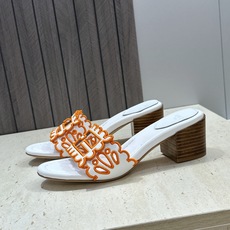 芬迪 Fendi 2026春夏新款果冻色中跟沙滩女鞋 F家字母logo拼色电绣粗跟圆头镂空露趾凉拖鞋 材质:鞋面进口小牛 芬迪 Fendi 2026春夏新款果冻色中跟沙滩女鞋 F家字母logo拼色电绣粗跟圆头镂空露趾凉拖鞋 材质:鞋面进口小牛