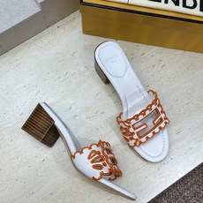 芬迪 Fendi 2026春夏新款果冻色中跟沙滩女鞋 F家字母logo拼色电绣粗跟圆头镂空露趾凉拖鞋 材质:鞋面进口小牛 芬迪 Fendi 2026春夏新款果冻色中跟沙滩女鞋 F家字母logo拼色电绣粗跟圆头镂空露趾凉拖鞋 材质:鞋面进口小牛