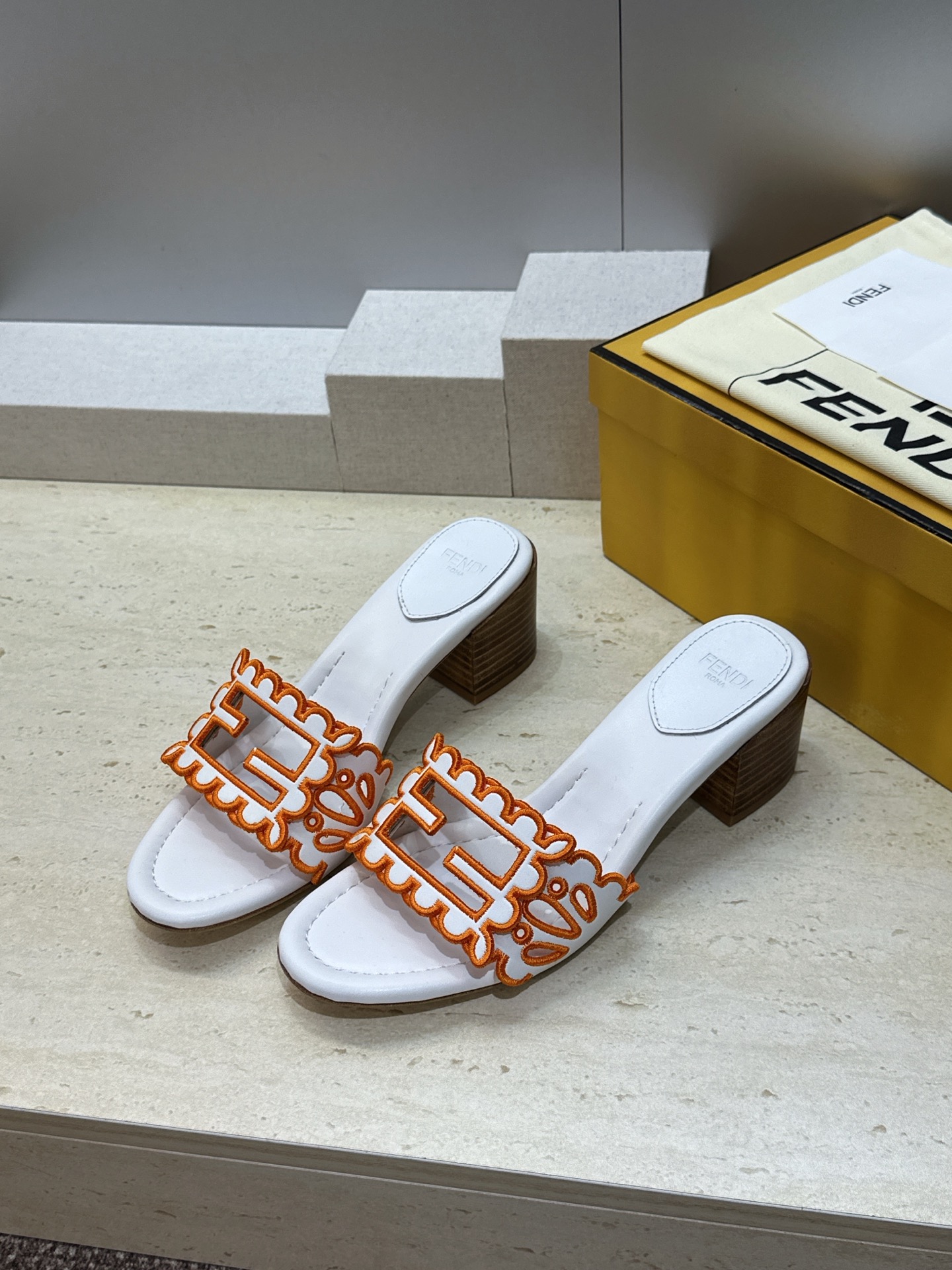 芬迪 Fendi 2026春夏新款果冻色中跟沙滩女鞋 F家字母logo拼色电绣粗跟圆头镂空露趾凉拖鞋 材质:鞋面进口小牛 芬迪 Fendi 2026春夏新款果冻色中跟沙滩女鞋 F家字母logo拼色电绣粗跟圆头镂空露趾凉拖鞋 材质:鞋面进口小牛
