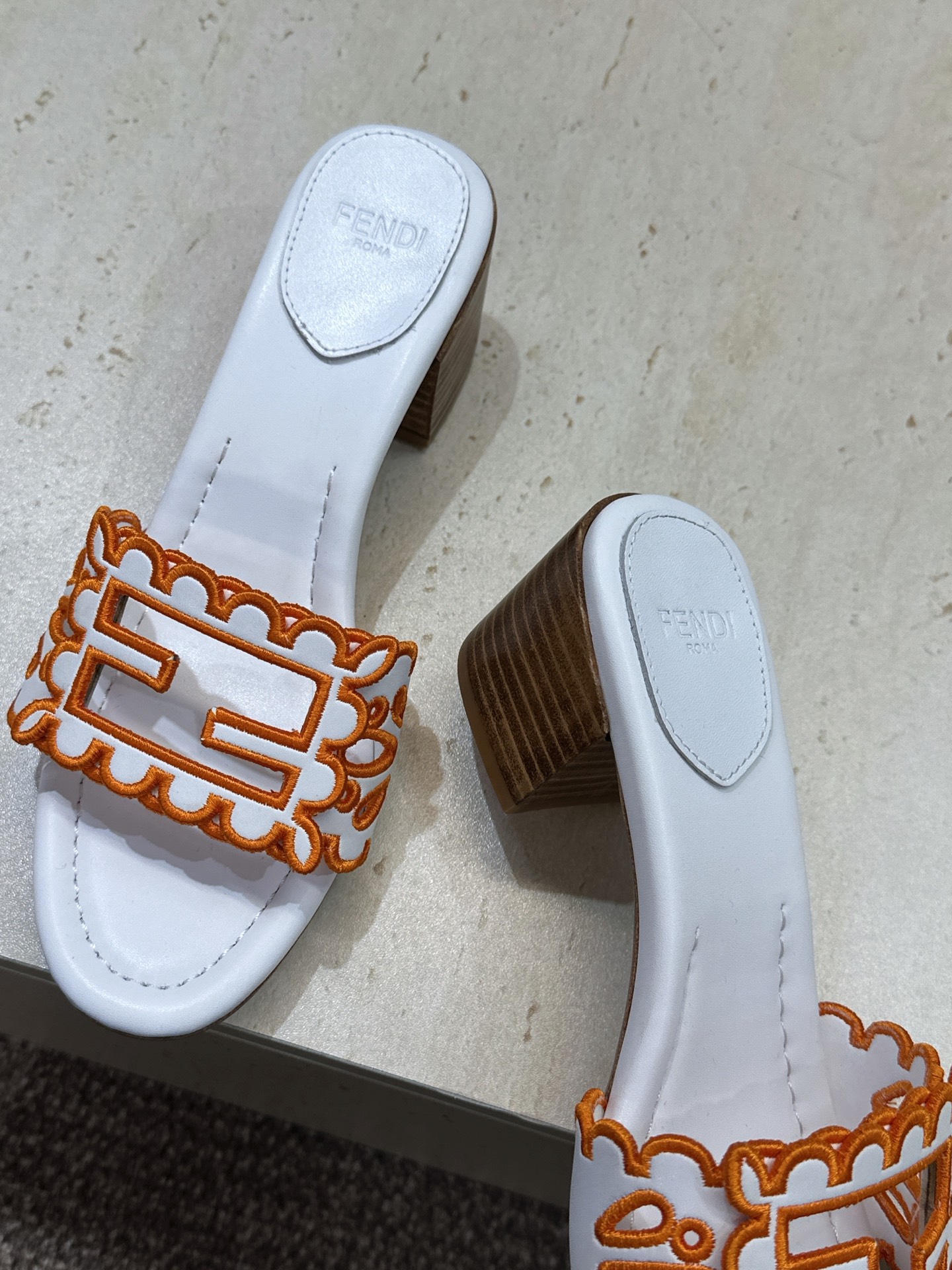 芬迪 Fendi 2026春夏新款果冻色中跟沙滩女鞋 F家字母logo拼色电绣粗跟圆头镂空露趾凉拖鞋 材质:鞋面进口小牛 芬迪 Fendi 2026春夏新款果冻色中跟沙滩女鞋 F家字母logo拼色电绣粗跟圆头镂空露趾凉拖鞋 材质:鞋面进口小牛