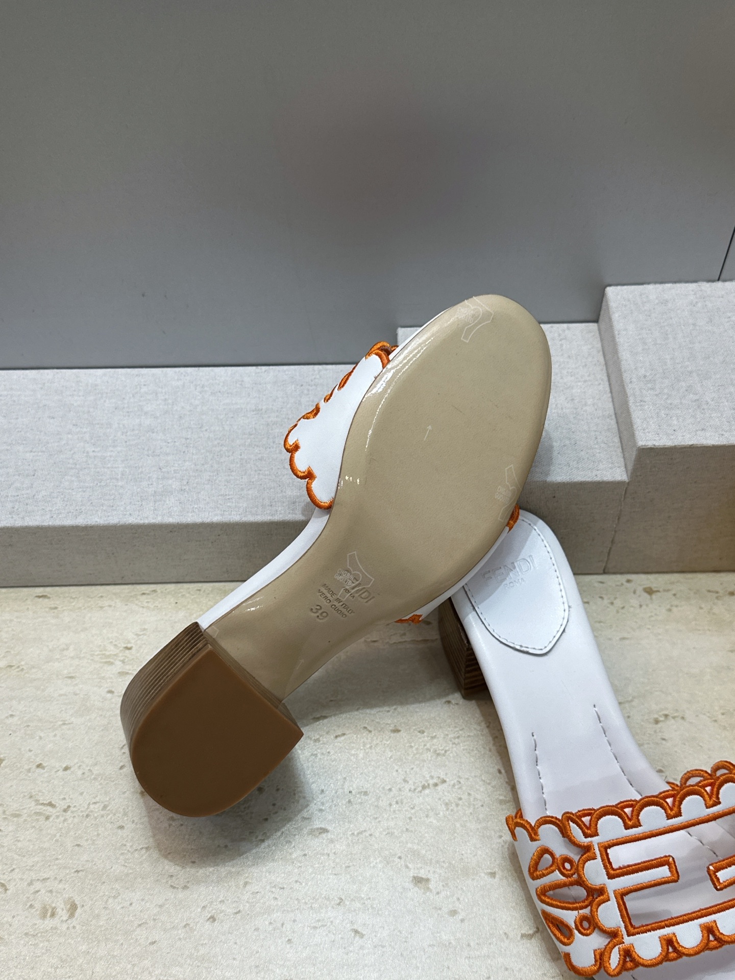 芬迪 Fendi 2026春夏新款果冻色中跟沙滩女鞋 F家字母logo拼色电绣粗跟圆头镂空露趾凉拖鞋 材质:鞋面进口小牛 芬迪 Fendi 2026春夏新款果冻色中跟沙滩女鞋 F家字母logo拼色电绣粗跟圆头镂空露趾凉拖鞋 材质:鞋面进口小牛