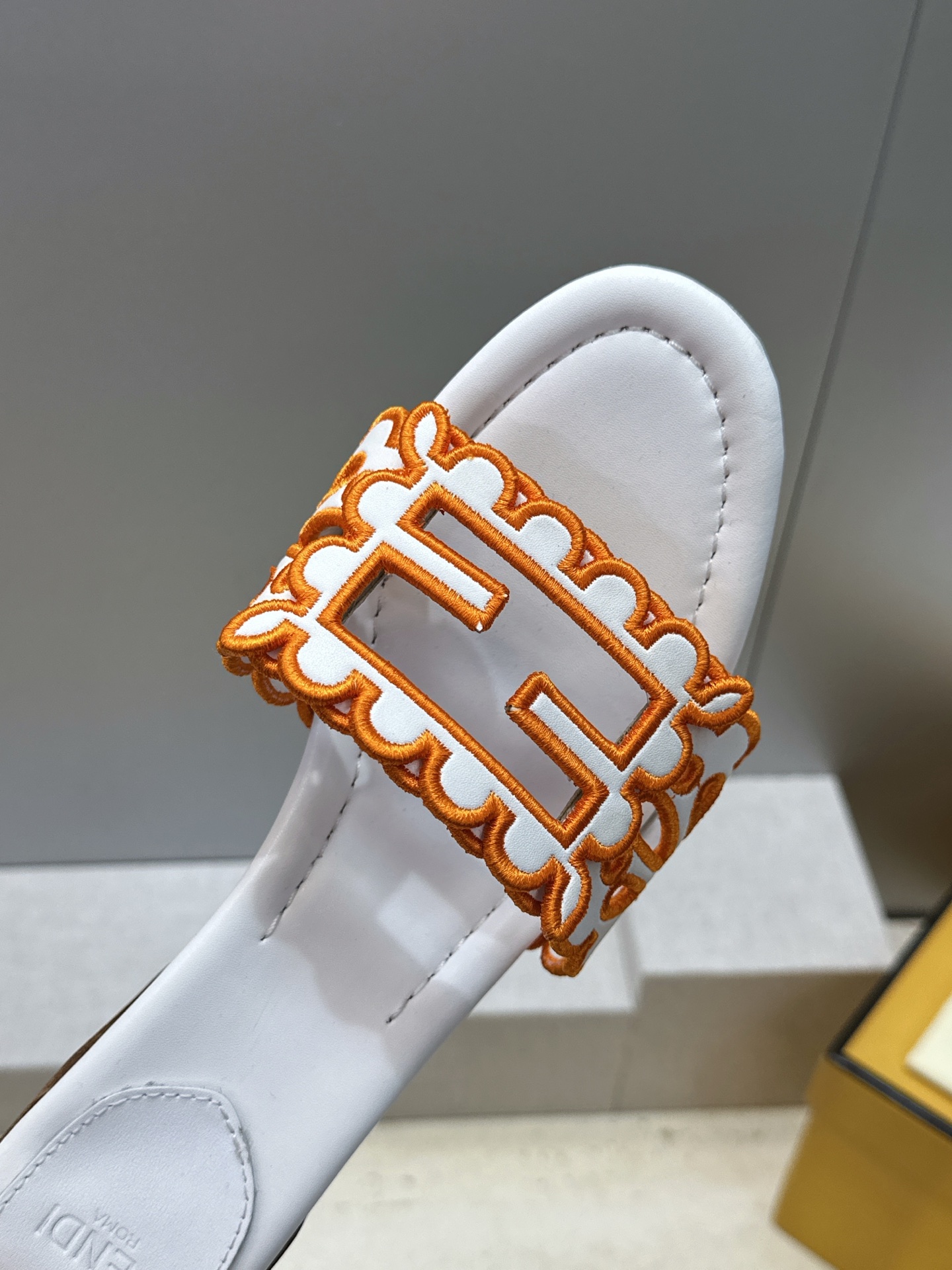 芬迪 Fendi 2026春夏新款果冻色中跟沙滩女鞋 F家字母logo拼色电绣粗跟圆头镂空露趾凉拖鞋 材质:鞋面进口小牛 芬迪 Fendi 2026春夏新款果冻色中跟沙滩女鞋 F家字母logo拼色电绣粗跟圆头镂空露趾凉拖鞋 材质:鞋面进口小牛