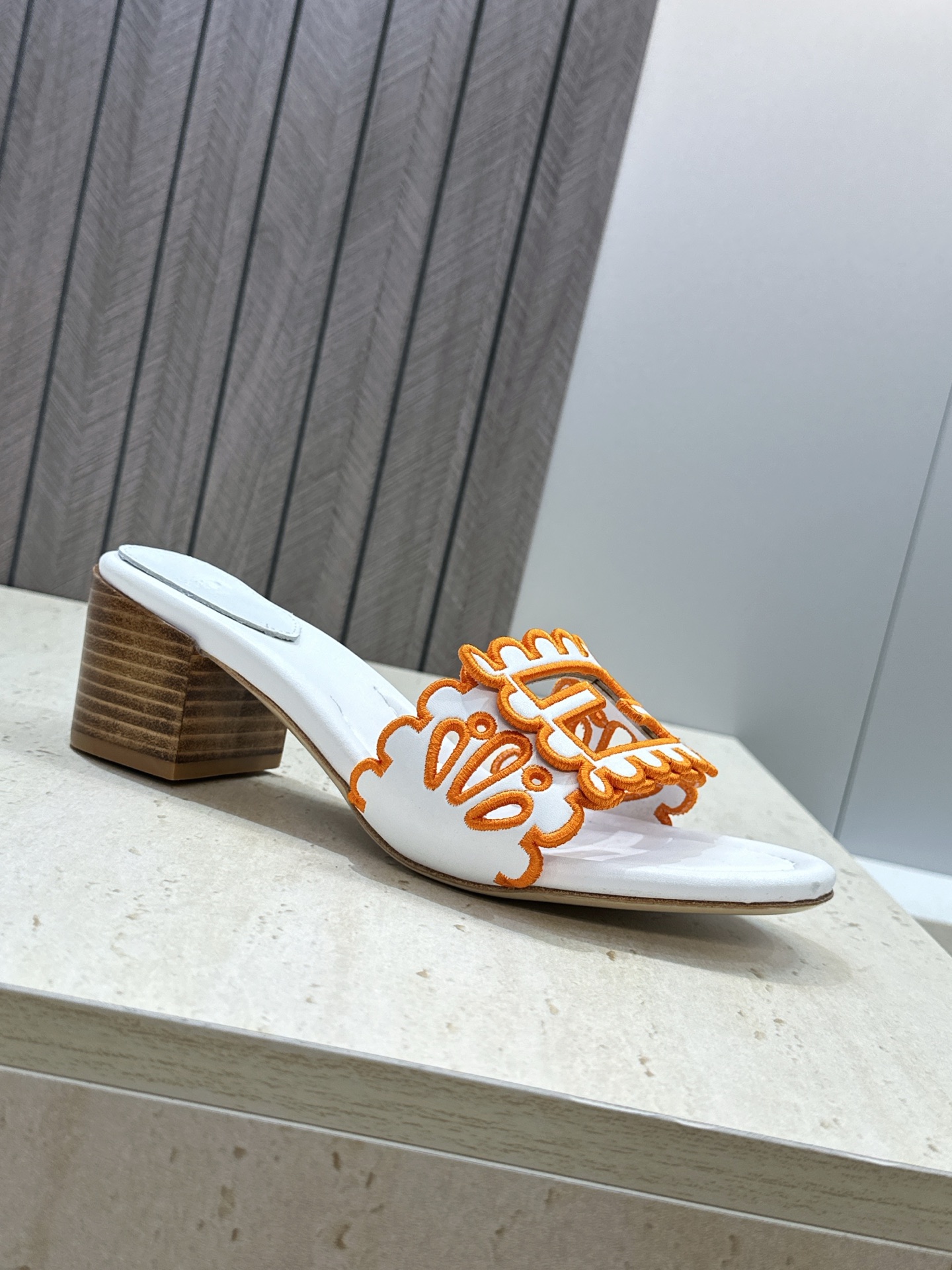 芬迪 Fendi 2026春夏新款果冻色中跟沙滩女鞋 F家字母logo拼色电绣粗跟圆头镂空露趾凉拖鞋 材质:鞋面进口小牛 芬迪 Fendi 2026春夏新款果冻色中跟沙滩女鞋 F家字母logo拼色电绣粗跟圆头镂空露趾凉拖鞋 材质:鞋面进口小牛