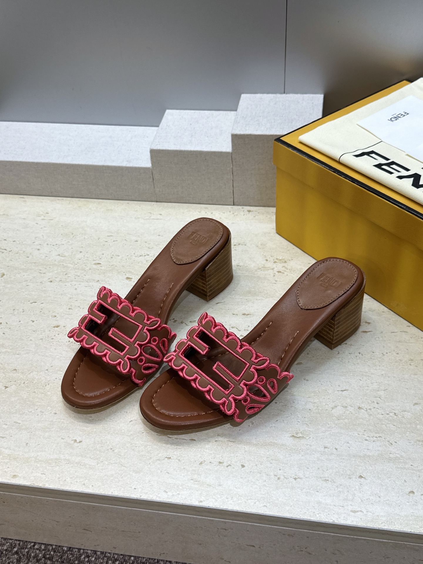 芬迪 Fendi 2026春夏新款果冻色中跟沙滩女鞋 F家字母logo拼色电绣粗跟圆头镂空露趾凉拖鞋 材质:鞋面进口小牛 芬迪 Fendi 2026春夏新款果冻色中跟沙滩女鞋 F家字母logo拼色电绣粗跟圆头镂空露趾凉拖鞋 材质:鞋面进口小牛