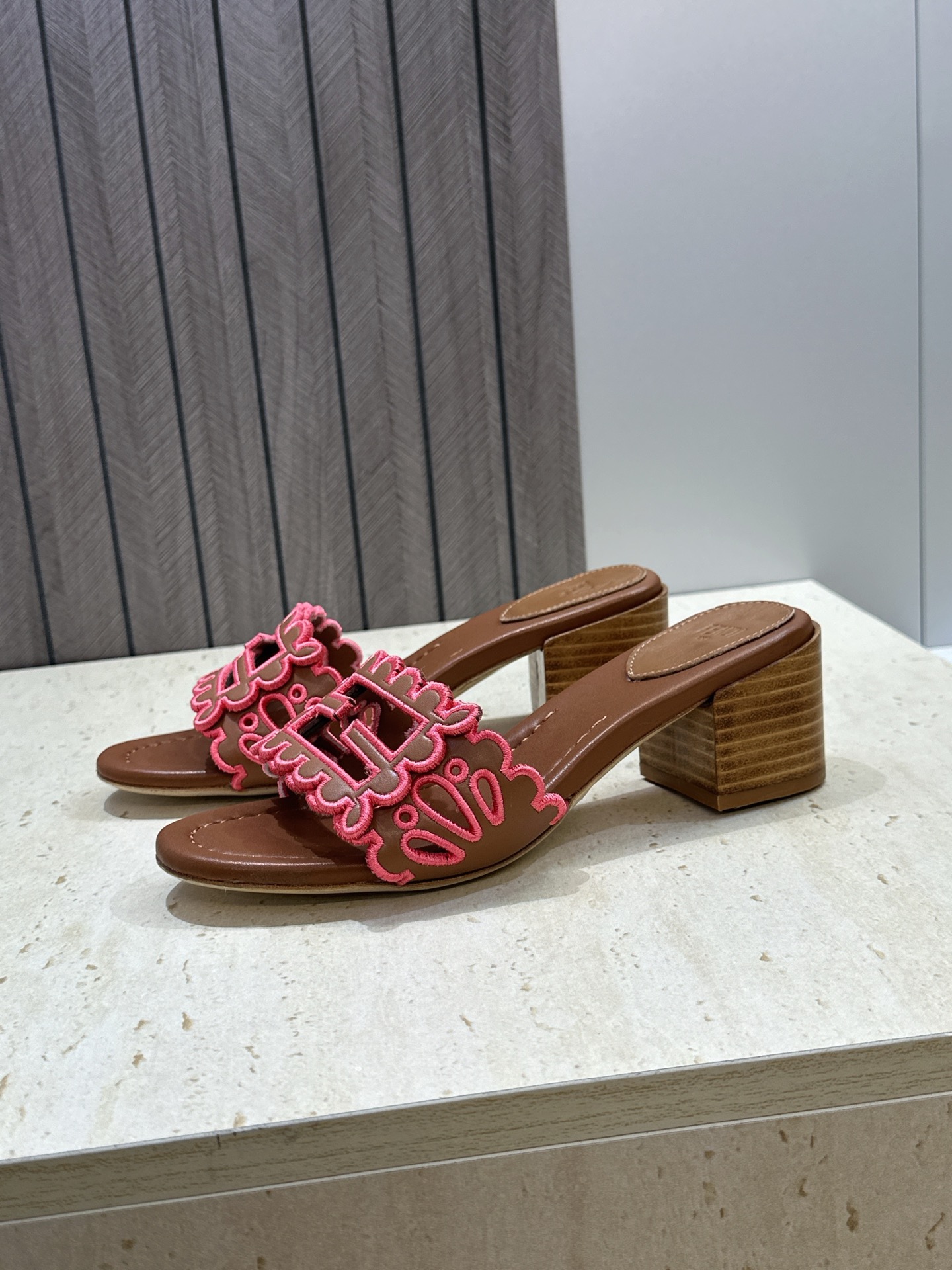 芬迪 Fendi 2026春夏新款果冻色中跟沙滩女鞋 F家字母logo拼色电绣粗跟圆头镂空露趾凉拖鞋 材质:鞋面进口小牛 芬迪 Fendi 2026春夏新款果冻色中跟沙滩女鞋 F家字母logo拼色电绣粗跟圆头镂空露趾凉拖鞋 材质:鞋面进口小牛
