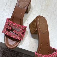 芬迪 Fendi 2026春夏新款果冻色中跟沙滩女鞋 F家字母logo拼色电绣粗跟圆头镂空露趾凉拖鞋 材质:鞋面进口小牛 芬迪 Fendi 2026春夏新款果冻色中跟沙滩女鞋 F家字母logo拼色电绣粗跟圆头镂空露趾凉拖鞋 材质:鞋面进口小牛