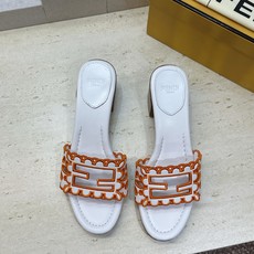 芬迪 Fendi 2026春夏新款果冻色中跟沙滩女鞋 F家字母logo拼色电绣粗跟圆头镂空露趾凉拖鞋 材质:鞋面进口小牛 芬迪 Fendi 2026春夏新款果冻色中跟沙滩女鞋 F家字母logo拼色电绣粗跟圆头镂空露趾凉拖鞋 材质:鞋面进口小牛