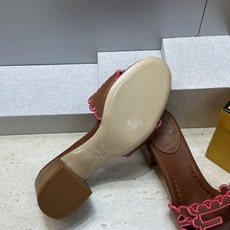 芬迪 Fendi 2026春夏新款果冻色中跟沙滩女鞋 F家字母logo拼色电绣粗跟圆头镂空露趾凉拖鞋 材质:鞋面进口小牛 芬迪 Fendi 2026春夏新款果冻色中跟沙滩女鞋 F家字母logo拼色电绣粗跟圆头镂空露趾凉拖鞋 材质:鞋面进口小牛