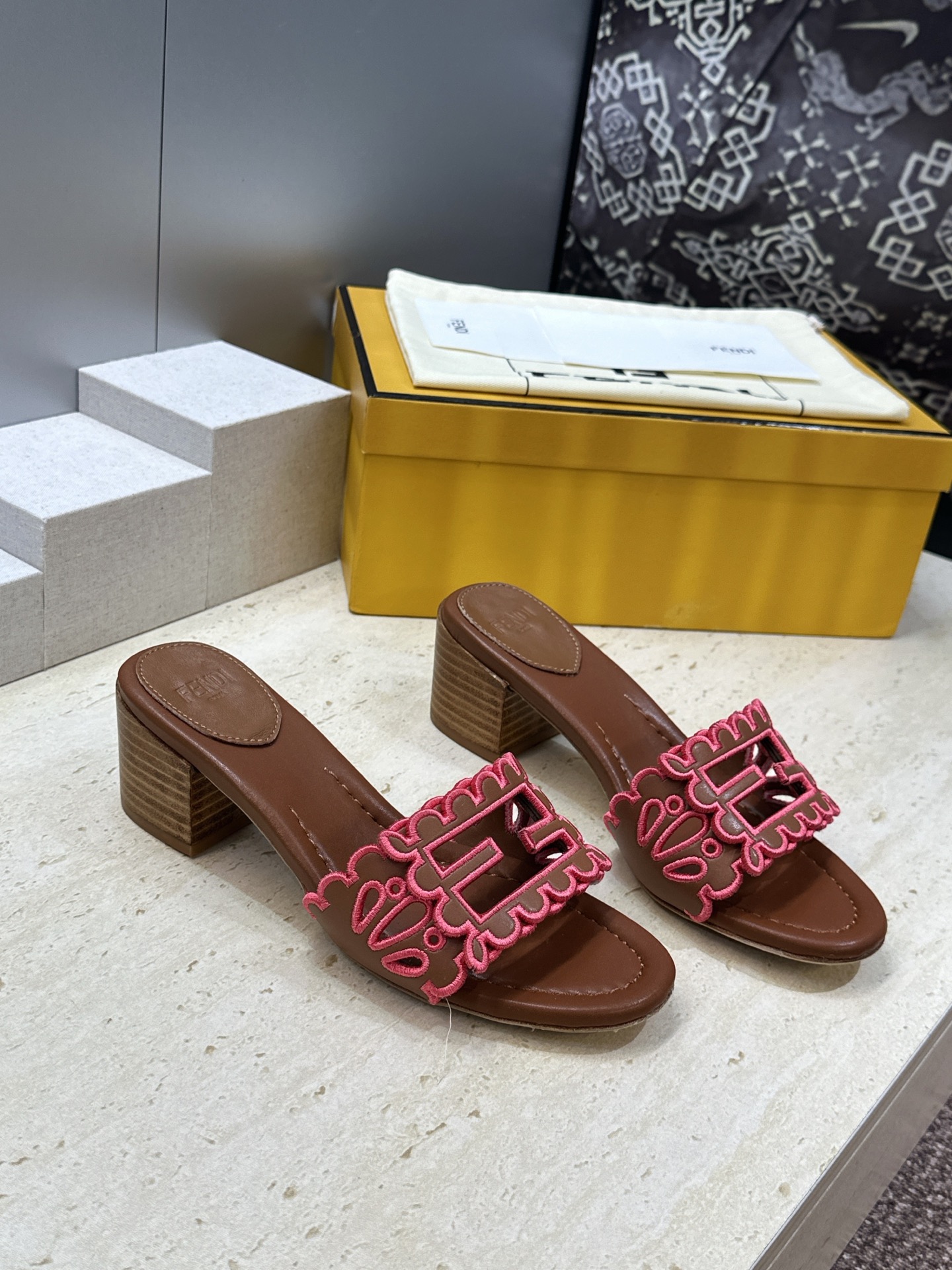 NO:926685,Fendi 2026 spring and summer new jelly color mid-heeled beach shoes for women, F family letter logo color-blocking electric embroidery thick heel, round toe, hollow open toe sandals, material upper imported calfskin + water-dyed cowhide lining + Italian leather outsole Heel height: 4.5CM  Size: 35-43 (40.41.42.43 customization is not returnable), slippers, fendi, fendi, fendi, slippers, cowhide, Leather soles19860909芬迪 Fendi 2026春夏新款果冻色中跟沙滩女鞋 F家字母logo拼色电绣粗跟圆头镂空露趾凉拖鞋 材质鞋面进口小牛皮+水染牛皮内里+意大利真皮大底 跟高:4.5CM Size:35-43(40.41.42.43定制不退换）,拖鞋,fendi,fendi,fendi,slippers,cowhide,Leather soles,Women's Shoes