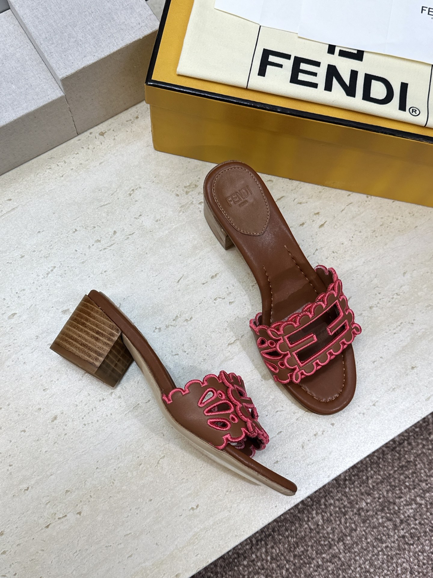 芬迪 Fendi 2026春夏新款果冻色中跟沙滩女鞋 F家字母logo拼色电绣粗跟圆头镂空露趾凉拖鞋 材质:鞋面进口小牛 芬迪 Fendi 2026春夏新款果冻色中跟沙滩女鞋 F家字母logo拼色电绣粗跟圆头镂空露趾凉拖鞋 材质:鞋面进口小牛