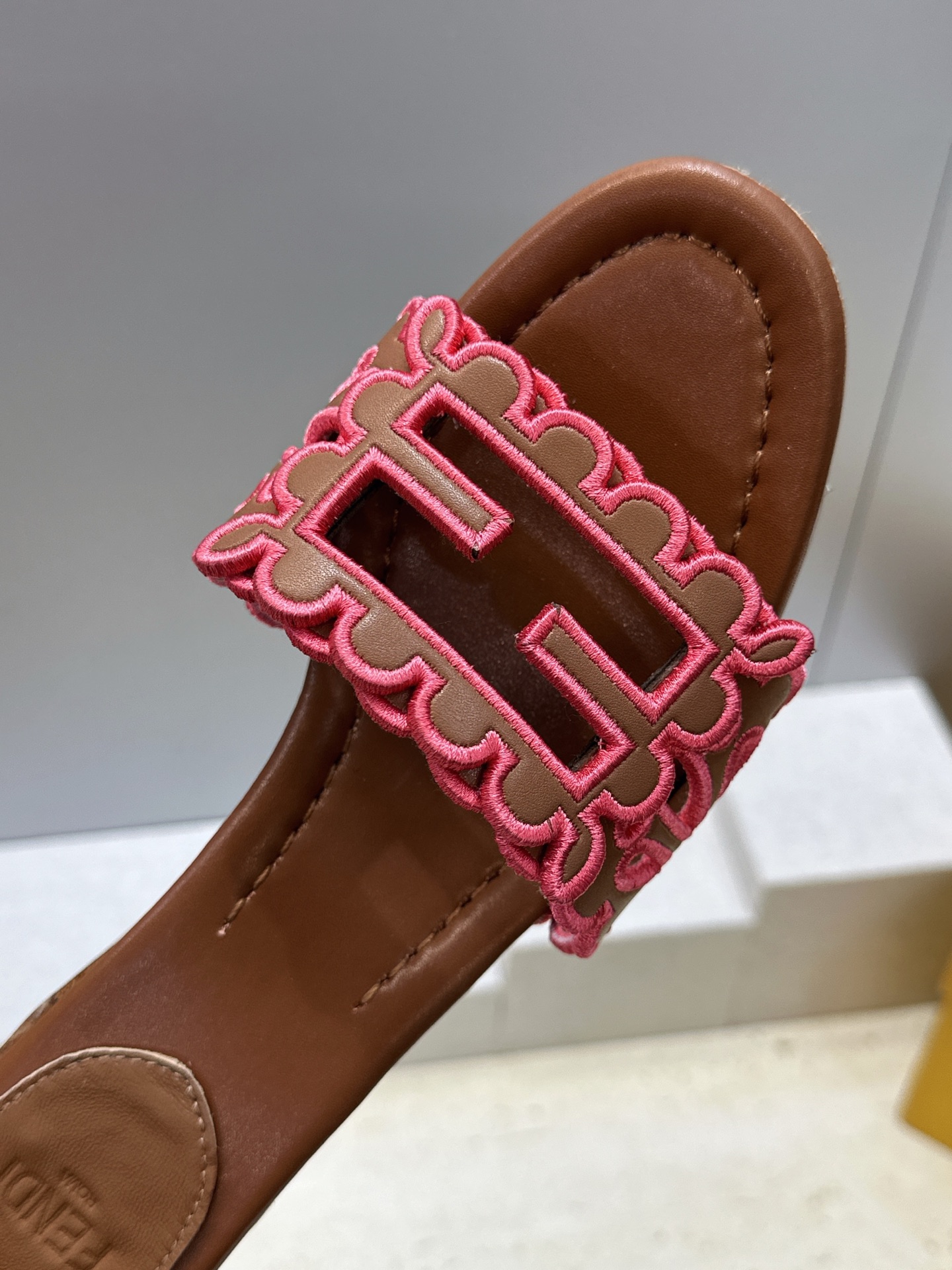 芬迪 Fendi 2026春夏新款果冻色中跟沙滩女鞋 F家字母logo拼色电绣粗跟圆头镂空露趾凉拖鞋 材质:鞋面进口小牛 芬迪 Fendi 2026春夏新款果冻色中跟沙滩女鞋 F家字母logo拼色电绣粗跟圆头镂空露趾凉拖鞋 材质:鞋面进口小牛