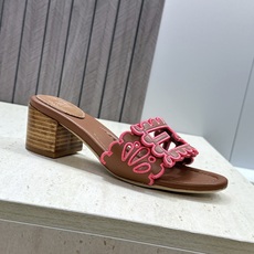 芬迪 Fendi 2026春夏新款果冻色中跟沙滩女鞋 F家字母logo拼色电绣粗跟圆头镂空露趾凉拖鞋 材质:鞋面进口小牛 芬迪 Fendi 2026春夏新款果冻色中跟沙滩女鞋 F家字母logo拼色电绣粗跟圆头镂空露趾凉拖鞋 材质:鞋面进口小牛