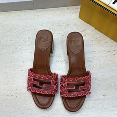 芬迪 Fendi 2026春夏新款果冻色中跟沙滩女鞋 F家字母logo拼色电绣粗跟圆头镂空露趾凉拖鞋 材质:鞋面进口小牛 芬迪 Fendi 2026春夏新款果冻色中跟沙滩女鞋 F家字母logo拼色电绣粗跟圆头镂空露趾凉拖鞋 材质:鞋面进口小牛