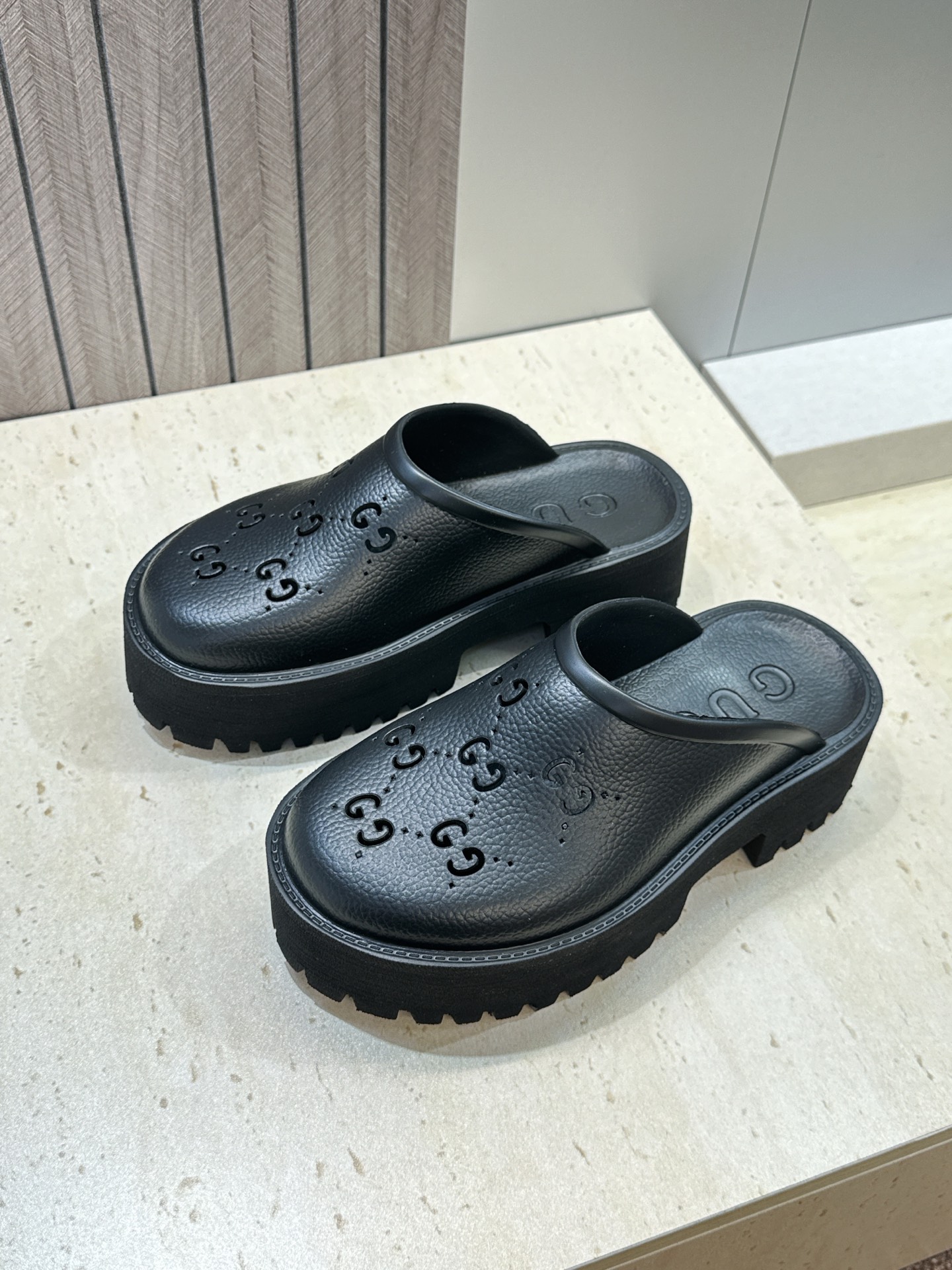 GUCCI 古驰  2026春夏新款休闲沙滩女鞋  G家字母logo厚底圆头露趾穆勒凉拖鞋 跟高:5CM Size：35