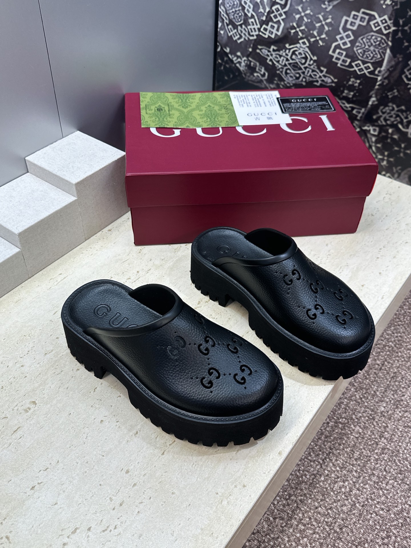 GUCCI 古驰 2026春夏新款休闲沙滩女鞋 G家字母logo厚底圆头露趾穆勒凉拖鞋 跟高:5CM Size:35 GUCCI 古驰 2026春夏新款休闲沙滩女鞋 G家字母logo厚底圆头露趾穆勒凉拖鞋 跟高:5CM Size:35