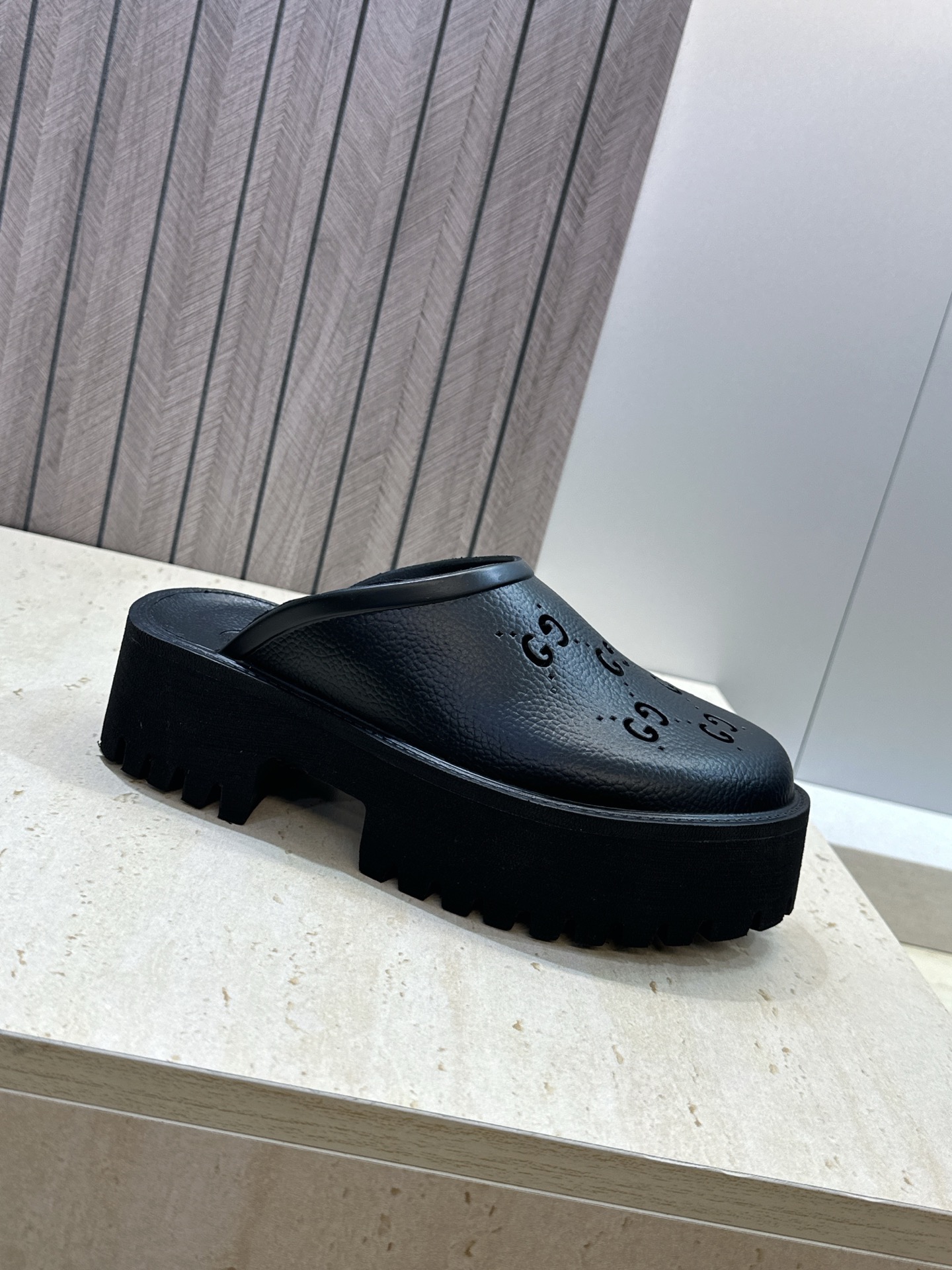 GUCCI 古驰  2026春夏新款休闲沙滩女鞋  G家字母logo厚底圆头露趾穆勒凉拖鞋 跟高:5CM Size：35