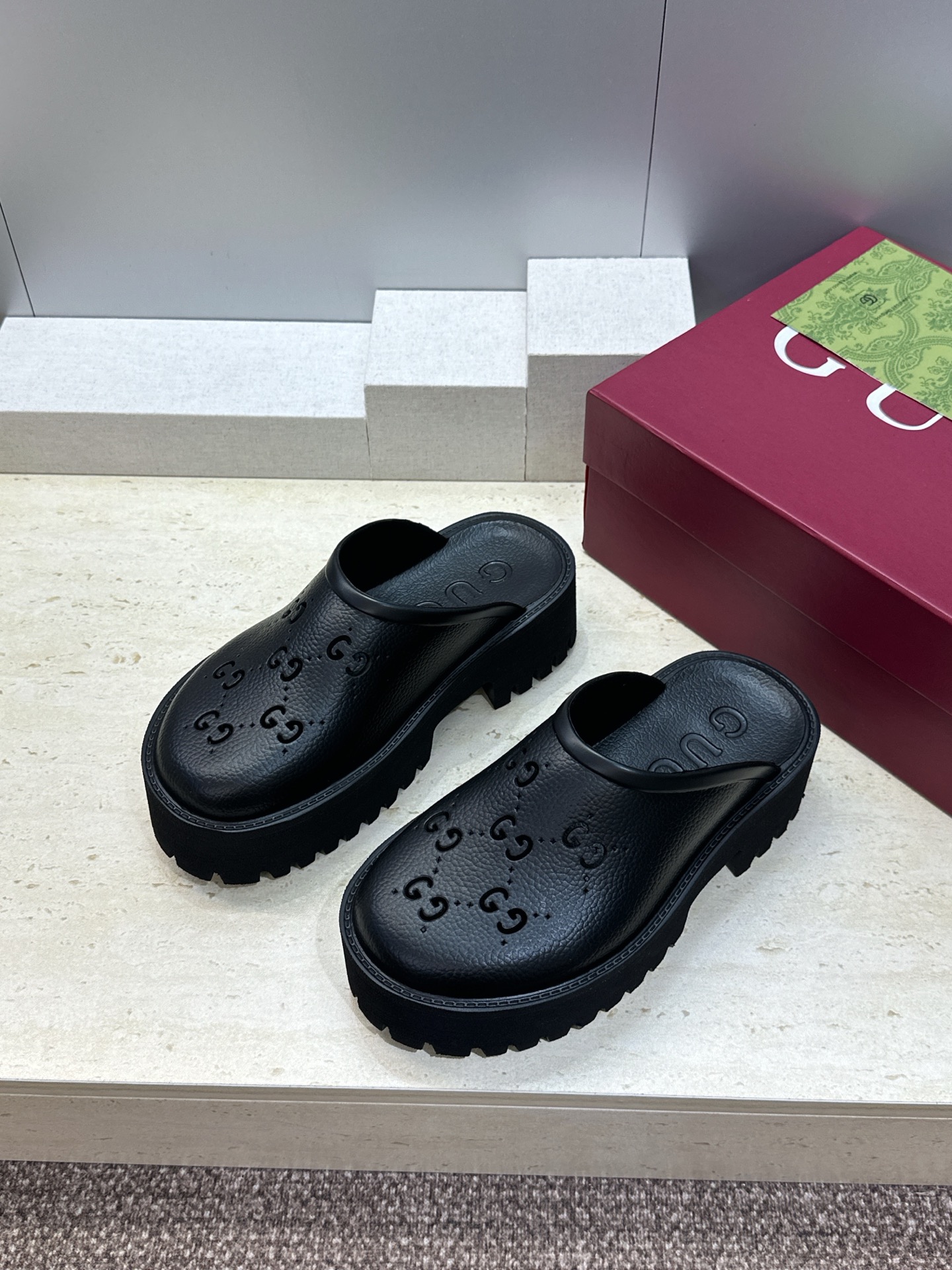 GUCCI 古驰  2026春夏新款休闲沙滩女鞋  G家字母logo厚底圆头露趾穆勒凉拖鞋 跟高:5CM Size：35
