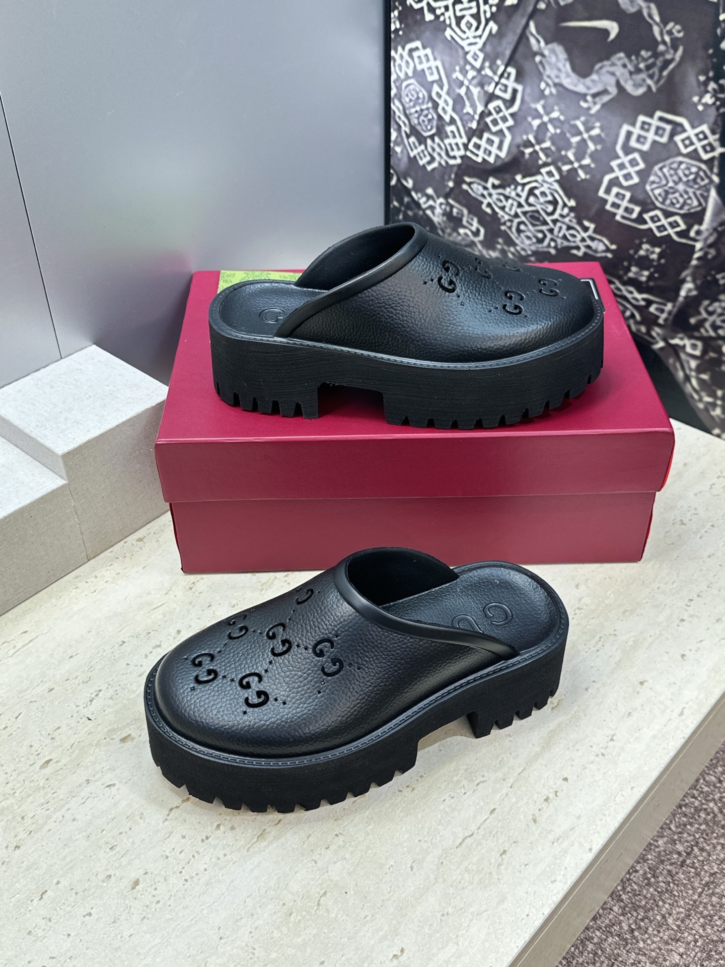GUCCI 古驰  2026春夏新款休闲沙滩女鞋  G家字母logo厚底圆头露趾穆勒凉拖鞋 跟高:5CM Size：35