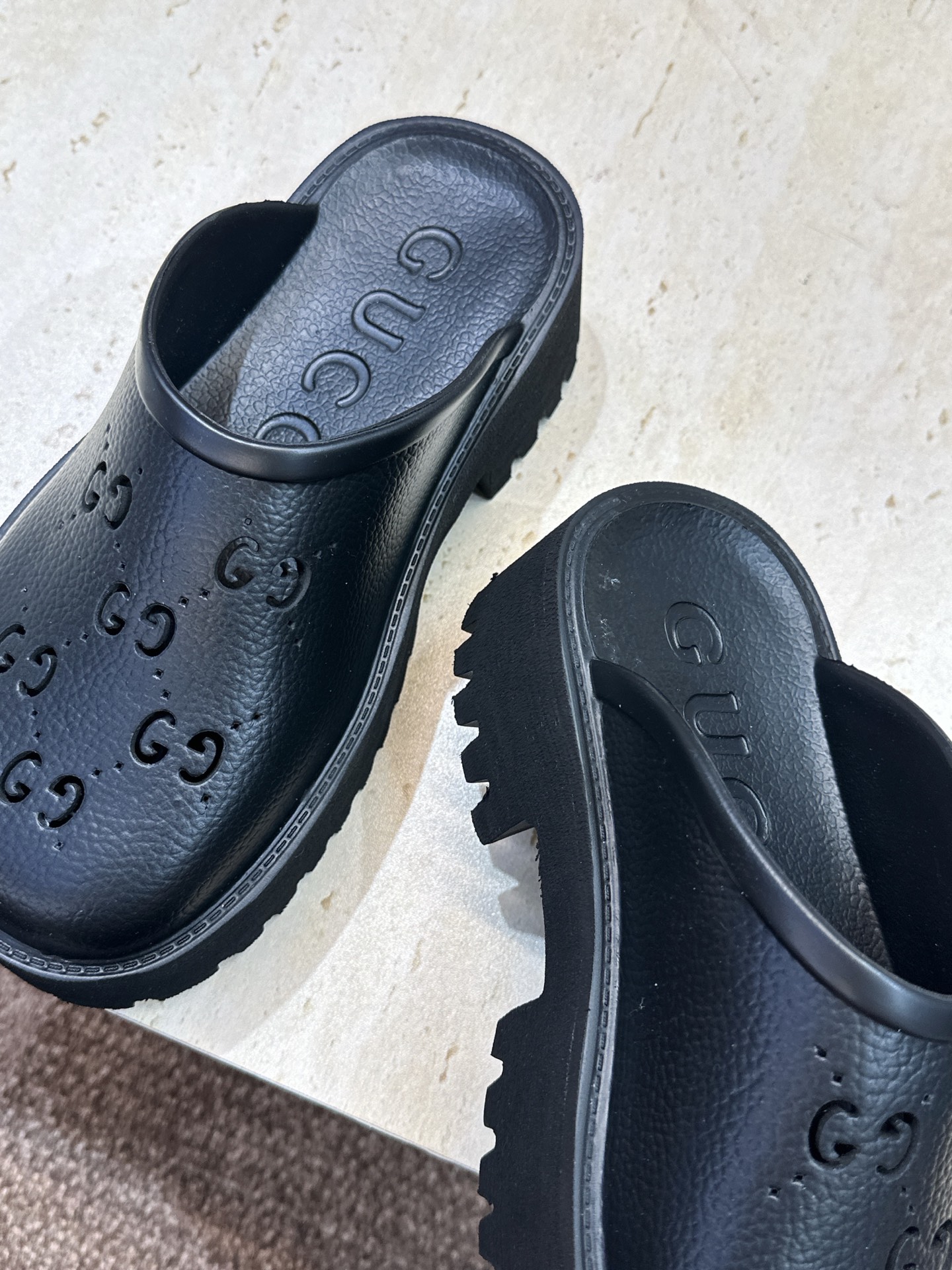 GUCCI 古驰  2026春夏新款休闲沙滩女鞋  G家字母logo厚底圆头露趾穆勒凉拖鞋 跟高:5CM Size：35