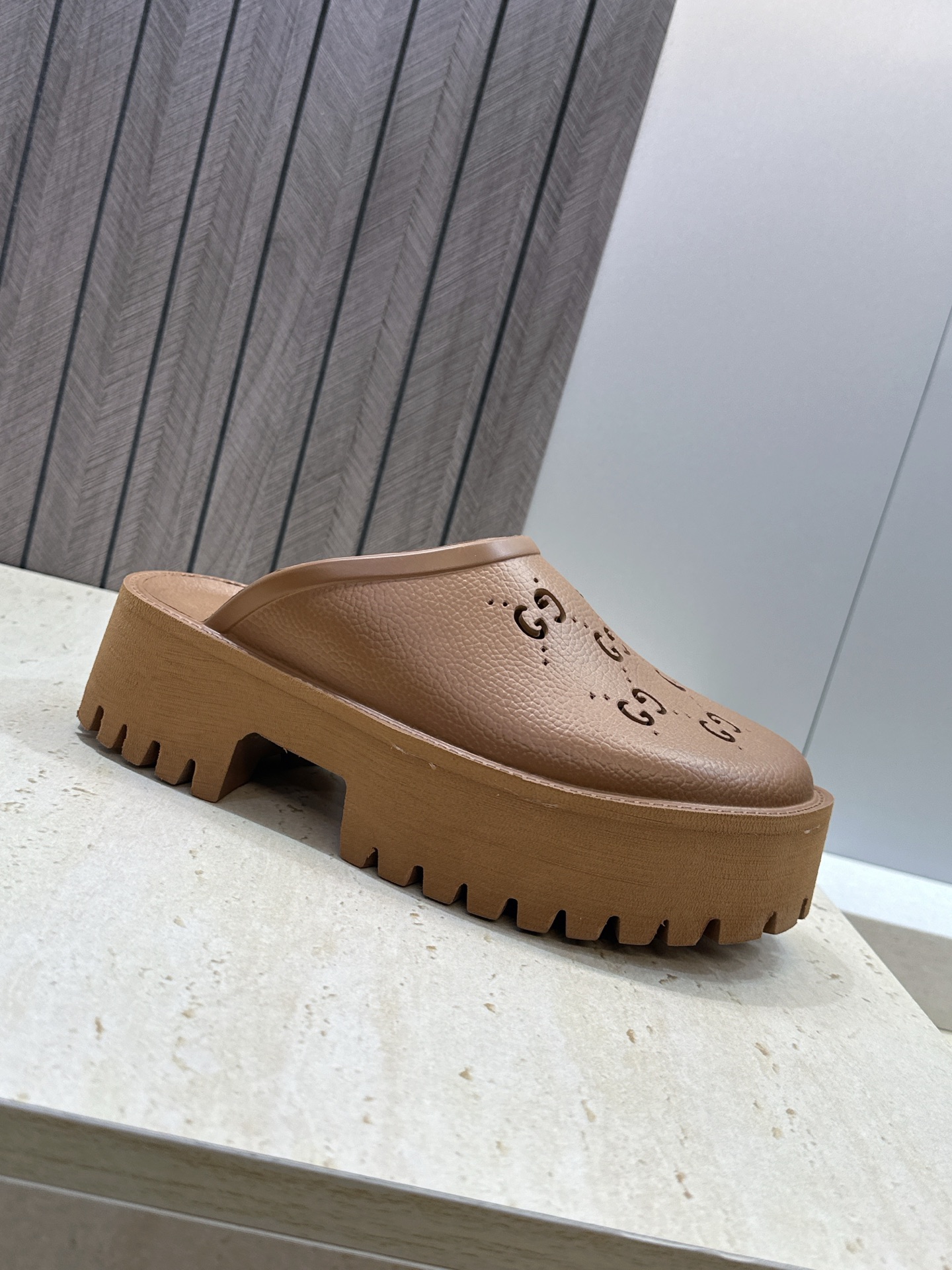 GUCCI 古驰  2026春夏新款休闲沙滩女鞋  G家字母logo厚底圆头露趾穆勒凉拖鞋 跟高:5CM Size：35