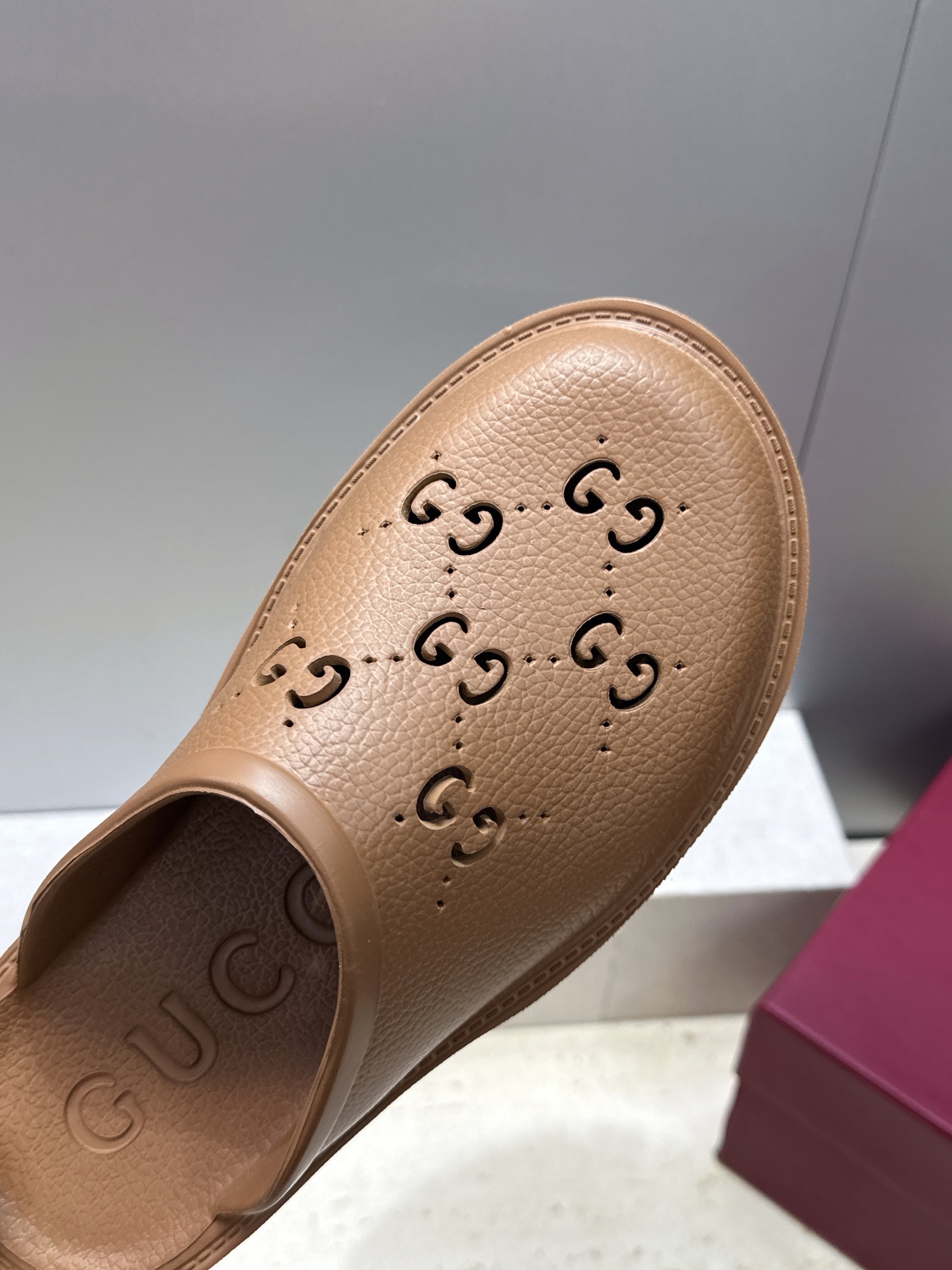 GUCCI 古驰  2026春夏新款休闲沙滩女鞋  G家字母logo厚底圆头露趾穆勒凉拖鞋 跟高:5CM Size：35