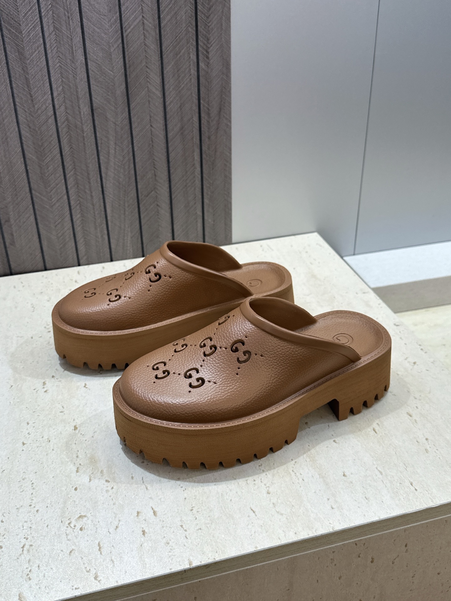GUCCI 古驰  2026春夏新款休闲沙滩女鞋  G家字母logo厚底圆头露趾穆勒凉拖鞋 跟高:5CM Size：35