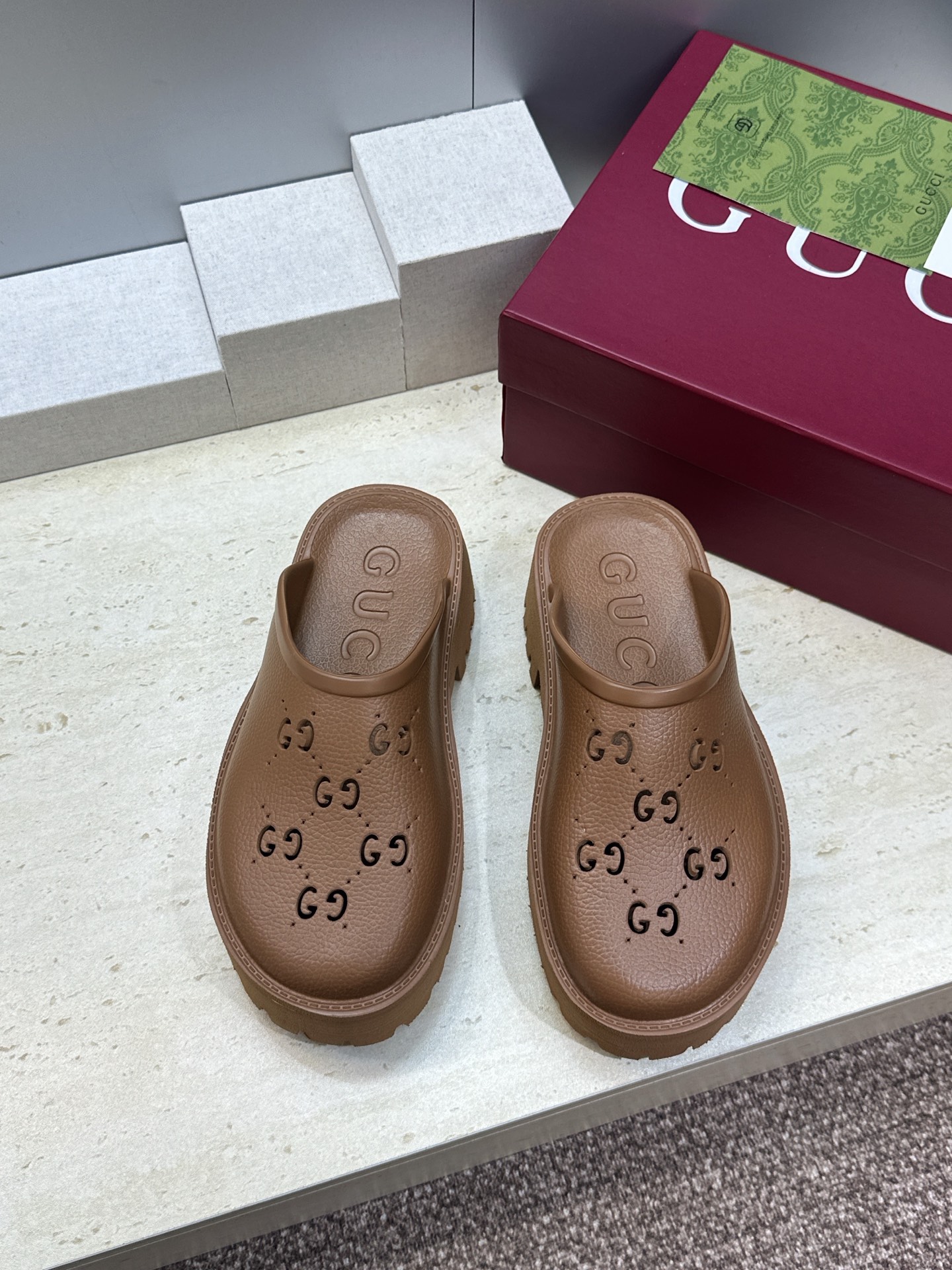GUCCI 古驰  2026春夏新款休闲沙滩女鞋  G家字母logo厚底圆头露趾穆勒凉拖鞋 跟高:5CM Size：35