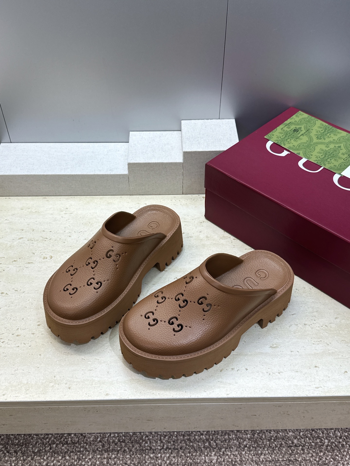 GUCCI 古驰  2026春夏新款休闲沙滩女鞋  G家字母logo厚底圆头露趾穆勒凉拖鞋 跟高:5CM Size：35