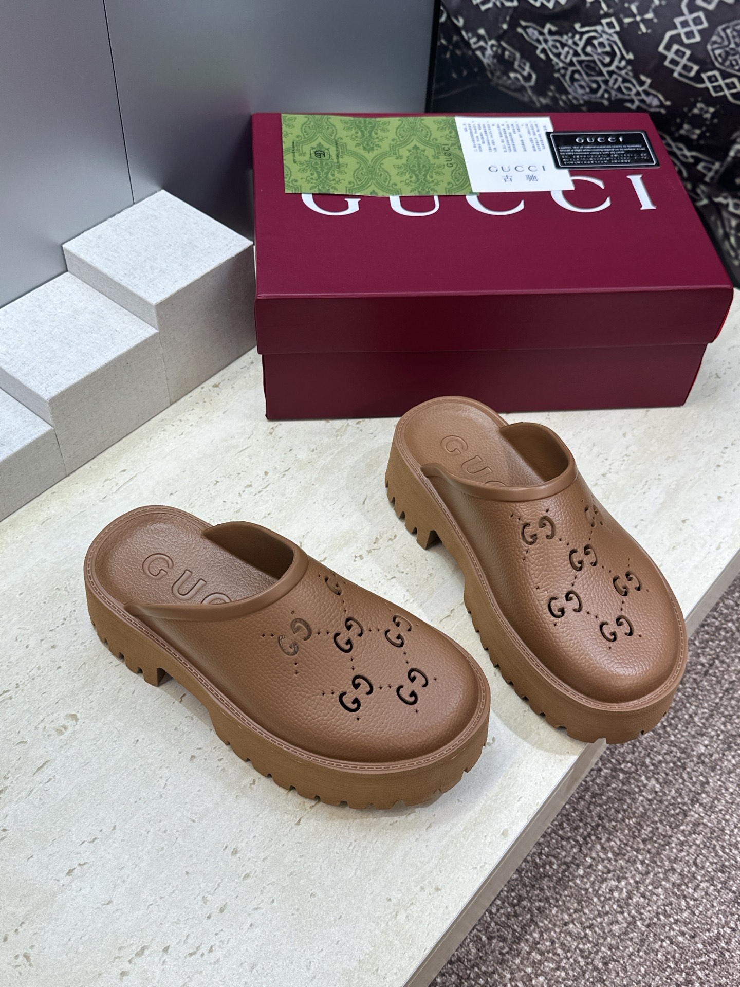 GUCCI 古驰 2026春夏新款休闲沙滩女鞋 G家字母logo厚底圆头露趾穆勒凉拖鞋 跟高:5CM Size:35 GUCCI 古驰 2026春夏新款休闲沙滩女鞋 G家字母logo厚底圆头露趾穆勒凉拖鞋 跟高:5CM Size:35