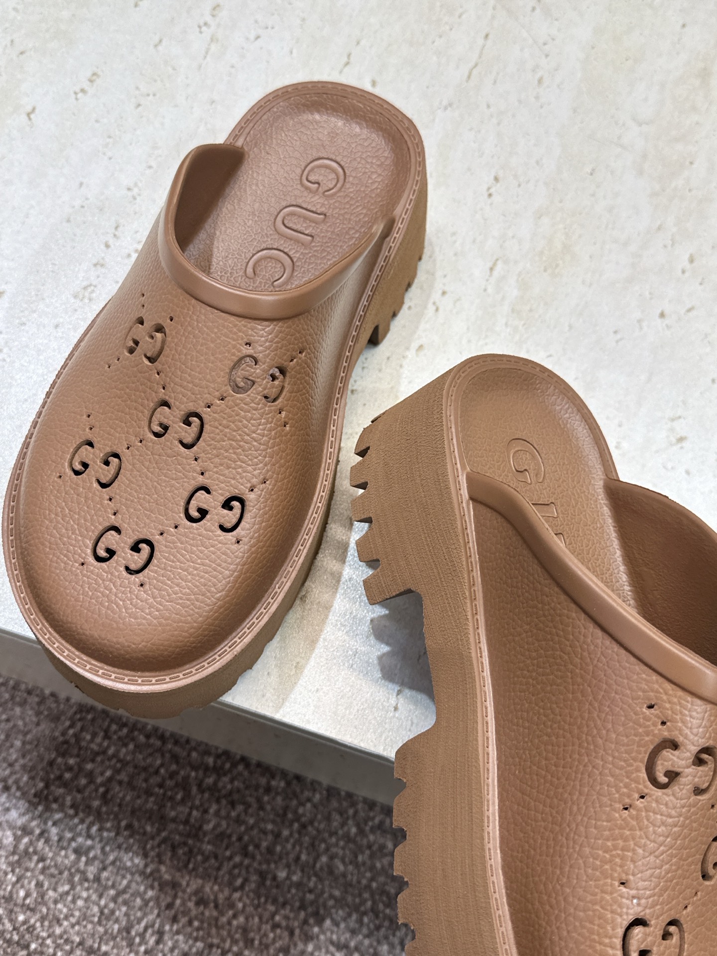 GUCCI 古驰  2026春夏新款休闲沙滩女鞋  G家字母logo厚底圆头露趾穆勒凉拖鞋 跟高:5CM Size：35